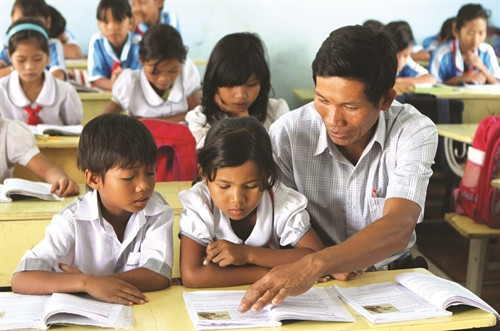 Thầy YJem Niê là người rất tận tụy với công việc dạy tiếng Ê đê cho học sinh dân tộc ở Trường tiểu học Ea Bông, xã Ea Bông, huyện Krông Ana Thầy YJem Niê là người rất tận tụy với công việc dạy tiếng Ê đê cho học sinh dân tộc ở Trường tiểu học Ea Bông, xã Ea Bông, huyện Krông Ana