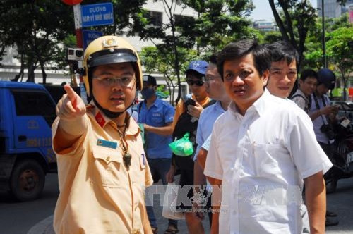 Phó Chủ tịch UBND quận 1 Đoàn Ngọc Hải trực tiếp tham gia chỉ đạo các lực lượng chức năng kiểm tra, xử phạt các hành vi vi phạm lấn chiếm lòng, lề đường. Ảnh: Mạnh Linh - TTXVN Phó Chủ tịch UBND quận 1 Đoàn Ngọc Hải trực tiếp tham gia chỉ đạo các lực lượng chức năng kiểm tra, xử phạt các hành vi vi phạm lấn chiếm lòng, lề đường. Ảnh: Mạnh Linh - TTXVN