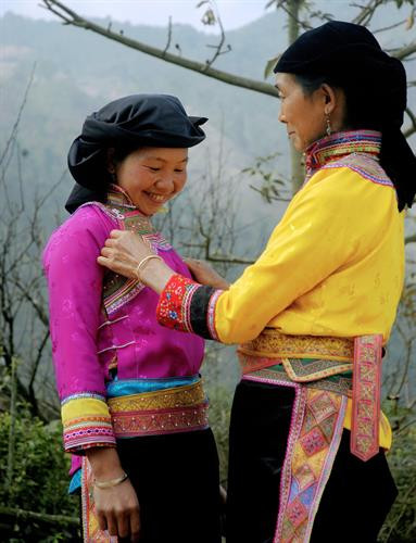 Trang phục truyền thống của người phụ nữ Xạ Phang. Ảnh: Xuân Tiến - TTXVN Trang phục truyền thống của người phụ nữ Xạ Phang. Ảnh: Xuân Tiến - TTXVN