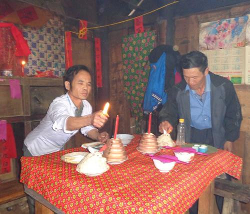 Chuẩn bị đồ cúng lễ ông bà, tổ tiên của người Xạ Phang. Ảnh: Xuân Tiến - TTXVN Chuẩn bị đồ cúng lễ ông bà, tổ tiên của người Xạ Phang. Ảnh: Xuân Tiến - TTXVN