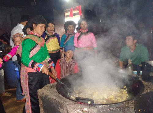 Phụ nữ Xạ Phang nấu những món ăn truyền thống. Ảnh: Xuân Tiến - TTXVN Phụ nữ Xạ Phang nấu những món ăn truyền thống. Ảnh: Xuân Tiến - TTXVN