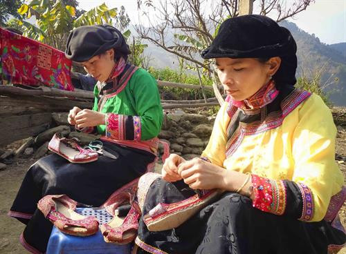 Thiếu nữ Xạ Phang thêu thùa, may vá. Ảnh: Xuân Tiến - TTXVN Thiếu nữ Xạ Phang thêu thùa, may vá. Ảnh: Xuân Tiến - TTXVN