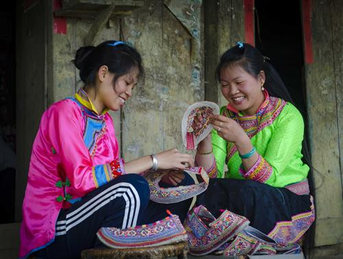 Thiếu nữ Xạ Phang trong trang phục truyền thống. Ảnh: Xuân Tiến - TTXVN Thiếu nữ Xạ Phang trong trang phục truyền thống. Ảnh: Xuân Tiến - TTXVN