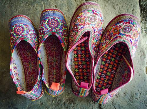 Đôi giày hoa thêu thủ công truyền thống của phụ nữ Xạ Phang. Ảnh: Xuân Tiến - TTXVN Đôi giày hoa thêu thủ công truyền thống của phụ nữ Xạ Phang. Ảnh: Xuân Tiến - TTXVN
