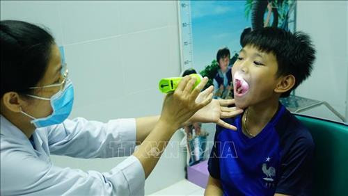 Trẻ em có dấu hiệu mắc bệnh tay chân miệng đến khám tại khoa Khám bệnh, Bệnh viện Nhi đồng 1 Thành phố Hồ Chí Minh ngày 5/10/2018. Ảnh: Đinh Hằng – TTXVN Trẻ em có dấu hiệu mắc bệnh tay chân miệng đến khám tại khoa Khám bệnh, Bệnh viện Nhi đồng 1 Thành phố Hồ Chí Minh ngày 5/10/2018. Ảnh: Đinh Hằng – TTXVN