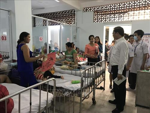 Giám đốc Sở Y tế Thành phố Hồ Chí Minh Nguyễn Tấn Bỉnh kiểm tra việc điều trị cho trẻ mắc bệnh tay chân miệng tại Bệnh viện Nhi đồng 1 chiều 5/10/2018. Ảnh: Đinh Hằng – TTXVN Giám đốc Sở Y tế Thành phố Hồ Chí Minh Nguyễn Tấn Bỉnh kiểm tra việc điều trị cho trẻ mắc bệnh tay chân miệng tại Bệnh viện Nhi đồng 1 chiều 5/10/2018. Ảnh: Đinh Hằng – TTXVN