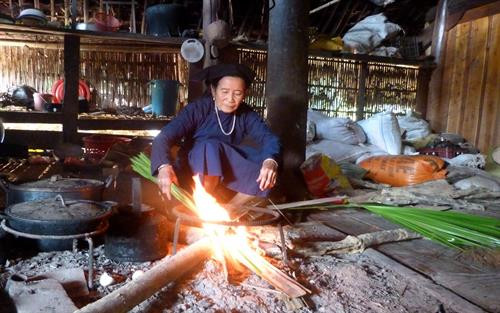 Bà Ma Thị Lống, 64 tuổi, thôn Tân Thịnh, xã Tân An, huyện Chiêm Hóa đang hơ lửa lá cọ - công đoạn quan trọng trong việc đan nón là dân tộc Tày. Ảnh: Văn Tý-TTXVN Bà Ma Thị Lống, 64 tuổi, thôn Tân Thịnh, xã Tân An, huyện Chiêm Hóa đang hơ lửa lá cọ - công đoạn quan trọng trong việc đan nón là dân tộc Tày. Ảnh: Văn Tý-TTXVN