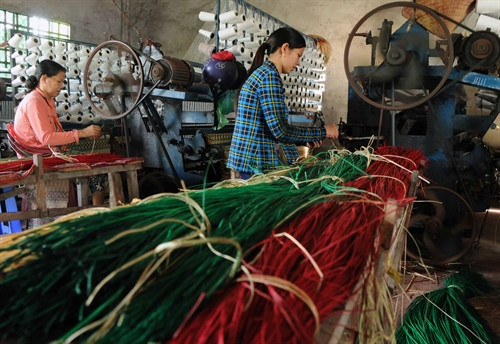 Một công đoạn dệt chiếu bằng máy tại cơ sở chiếu Thanh Bình, ấp An Khương, xã Định Yên