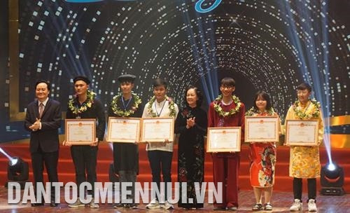 Trưởng Ban Dân vận Trung ương Trương Thị Mai và Bộ trưởng Bộ Giáo dục và Đào tạo Phùng Xuân Nhạ trao bằng khen tặng học sinh, sinh viên dân tộc thiểu số đạt giải Nhất, Nhì trong cuộc thi khoa học, kỹ thuật cấp quốc gia năm 2019. Ảnh: Hoàng Hải