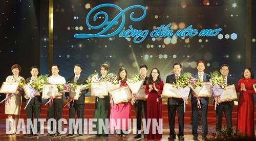 Thứ trưởng, Phó Chủ nhiệm Ủy ban Dân tộc Hoàng Thị Hạnh trao tặng kỷ niệm chương cho các nhà tài trợ chương trình. Ảnh: Hoàng Hải