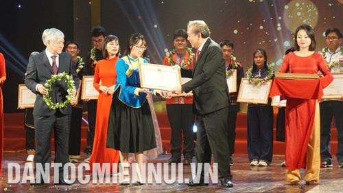 Phó Thủ tướng Thường trực Chính phủ Trương Hòa Bình và Bộ trưởng, Chủ nhiệm Ủy ban Dân tộc Đỗ Văn Chiến trao bằng khen cho các em học sinh đạt giải Nhất, Nhì cuộc thi học sinh giỏi Quốc gia năm học 2018 - 2019. Ảnh: Hoàng Hải