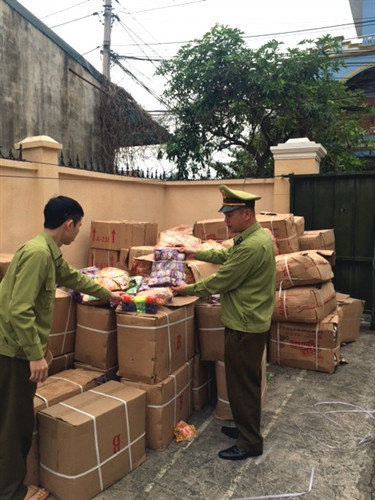 Lực lượng chức năng tiến hành kiểm tra số thực phẩm nhập lậu. Lực lượng chức năng tiến hành kiểm tra số thực phẩm nhập lậu.