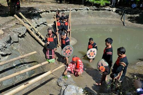 Tái hiện lễ cúng bến nước của người Ê Đê tại Làng Văn hoá - Du lịch các dân tộc Việt Nam Tái hiện lễ cúng bến nước của người Ê Đê tại Làng Văn hoá - Du lịch các dân tộc Việt Nam