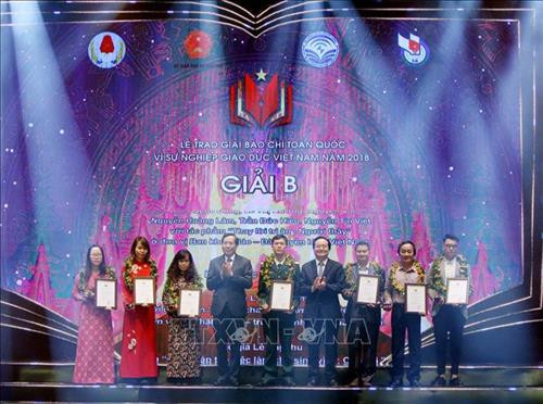 Các tác giả dành Giải B ở các hạng mục nhận giải. Ảnh: Thanh Tùng-TTXVN