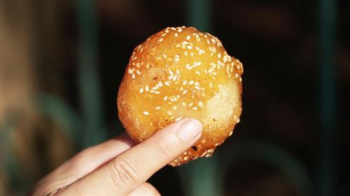 Bánh cam thoạt nhìn khá giống bánh rán, được làm từ bột nếp và bột gạo. Nhân bánh thường là đậu xanh quết nhuyễn, trên mặt bánh được phủ một lớp đường dẻo được thắng vàng óng như mạch nha và mè thơm. Bánh thường được bán trên đường bởi những người phụ nữ. Quanh chợ trung tâm Buôn Ma Thuột bạn sẽ dễ dàng tìm thấy. Chiếc bánh có màu vàng, óng ánh của mật, giá chỉ 3.000 đồng. Bánh cam thoạt nhìn khá giống bánh rán, được làm từ bột nếp và bột gạo. Nhân bánh thường là đậu xanh quết nhuyễn, trên mặt bánh được phủ một lớp đường dẻo được thắng vàng óng như mạch nha và mè thơm. Bánh thường được bán trên đường bởi những người phụ nữ. Quanh chợ trung tâm Buôn Ma Thuột bạn sẽ dễ dàng tìm thấy. Chiếc bánh có màu vàng, óng ánh của mật, giá chỉ 3.000 đồng.