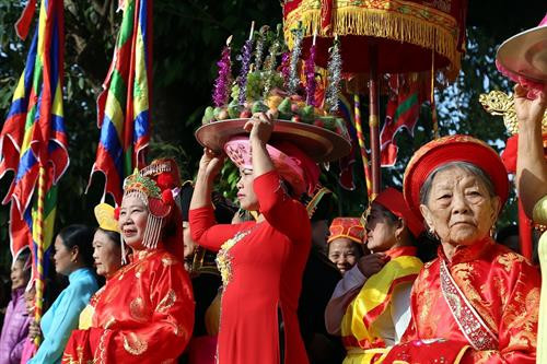 Cụ già thắp hương trong đền thờ Hoàng Công Chất. Ảnh: Phan Tuấn Anh - TTXVN Chuẩn bị nghi thức dâng hương. Ảnh: Phan Tuấn Anh - TTXVN Tiết mục múa rồng khai mạc lễ hội. Ảnh: Phan Tuấn Anh - TTXVN Tiết mục múa rồng khai mạc lễ hội. Ảnh: Phan Tuấn Anh - TTXVN Tiết mục múa rồng, rước kiệu khai mạc lễ hội. Ảnh: Phan Tuấn Anh - TTXVN