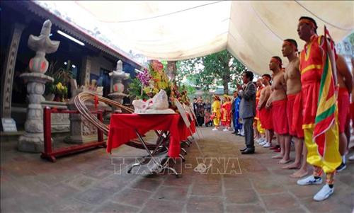 Các đội tham gia kéo co hành lễ trong đền. Ảnh: Thanh Tùng-TTXVN Các đội tham gia kéo co hành lễ trong đền. Ảnh: Thanh Tùng-TTXVN