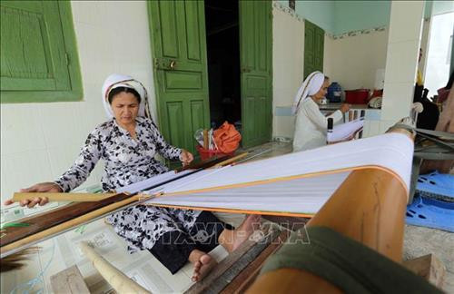 Nhờ vốn vay ưu đãi, nhiều gia đình hộ đồng bào dân tộc thiểu số ở Bình Thuận có điều kiện phát triển nghề dệt thổ cẩm truyền thống. Ảnh: Trần Việt - TTXVN Nhờ vốn vay ưu đãi, nhiều gia đình hộ đồng bào dân tộc thiểu số ở Bình Thuận có điều kiện phát triển nghề dệt thổ cẩm truyền thống. Ảnh: Trần Việt - TTXVN