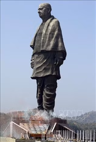 Bức tượng Sardar Vallabhbhai Patel tại làng Kevadiya, quận Narmada, bang Gujarat, Ấn Độ ngày 31/10/2018. Ảnh: THX/ TTXVN