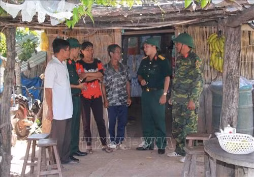 Cán bộ Đoàn Kinh tế-Quốc phòng 737 thăm hỏi, hỗ trợ các gia đình hộ nghèo, xã Ia R’vê, huyện Ea Súp. Ảnh: Phạm Cường-TTXVN