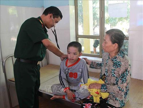 Cán bộ Bệnh xã Quân dân y, Đoàn Kinh tế-Quốc phòng 737 khám bệnh miễn phí cho tre em xã Ia R’vê, huyện Ea Súp. Ảnh: Phạm Cường-TTXVN Cán bộ Bệnh xã Quân dân y, Đoàn Kinh tế-Quốc phòng 737 khám bệnh miễn phí cho tre em xã Ia R’vê, huyện Ea Súp. Ảnh: Phạm Cường-TTXVN