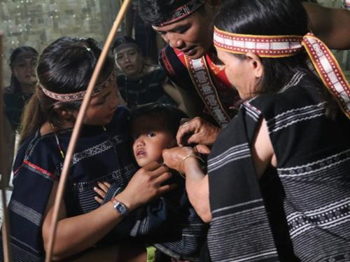 Cháu bé được bà đỡ xỏ lỗ tai Cháu bé được bà đỡ xỏ lỗ tai