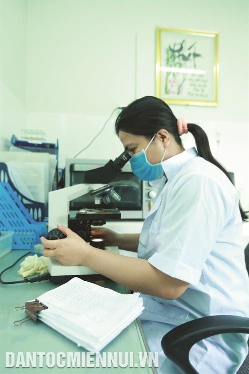 Các doanh nghiệp, tập đoàn sản xuất tôm giống ở Ninh Thuận chú trọng ứng dụng kỹ thuật tiên tiến vào sản xuất, xét nghiệm bệnh cho tôm giống bằng các phương pháp hiện đại nhất. Ảnh: Hoàng Hà