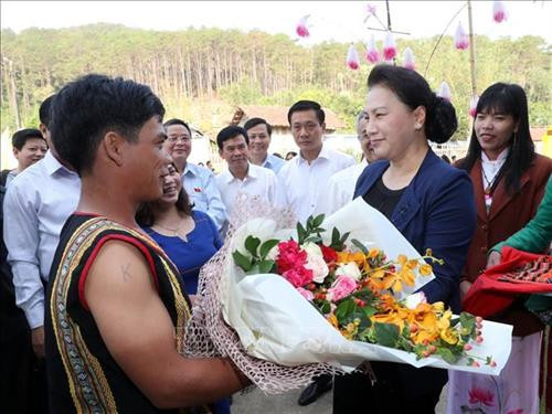 Chủ tịch Quốc hội Nguyễn Thị Kim Ngân thăm làng Văn hóa Du lịch Kon Pring, xã Đăk Long. Ảnh: Trọng Đức – TTXVN Chủ tịch Quốc hội Nguyễn Thị Kim Ngân thăm làng Văn hóa Du lịch Kon Pring, xã Đăk Long. Ảnh: Trọng Đức – TTXVN