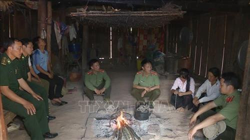 Lực lượng Công an và Bộ đội Biên phòng tuyên truyền, phổ biến pháp luật cho người dân xã Mường Lạn, huyện Sốp Cộp, tỉnh Sơn La về phương thức, thủ đoạn của tội phạm mua bán người. Ảnh: Nguyễn Cường – TTXVN Lực lượng Công an và Bộ đội Biên phòng tuyên truyền, phổ biến pháp luật cho người dân xã Mường Lạn, huyện Sốp Cộp, tỉnh Sơn La về phương thức, thủ đoạn của tội phạm mua bán người. Ảnh: Nguyễn Cường – TTXVN