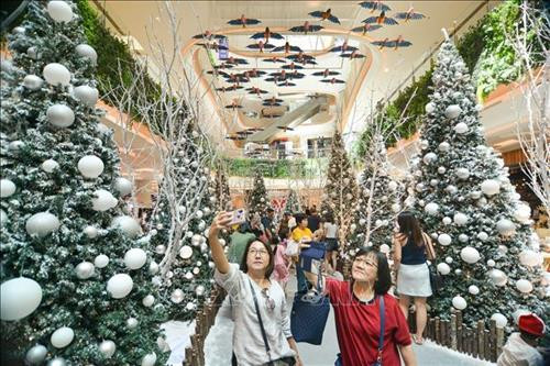 Cây thông Noel đón Giáng sinh tại trung tâm thương mại ở Kuala Lumpur, Malaysia. Ảnh: THX/ TTXVN Cây thông Noel đón Giáng sinh tại trung tâm thương mại ở Kuala Lumpur, Malaysia. Ảnh: THX/ TTXVN