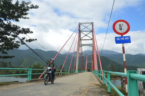 : Cầu Phò Nam, xã Hòa Bắc được xây dựng kiên cố, hiện đại giúp viêc đi lại của người dân được thuận tiện.