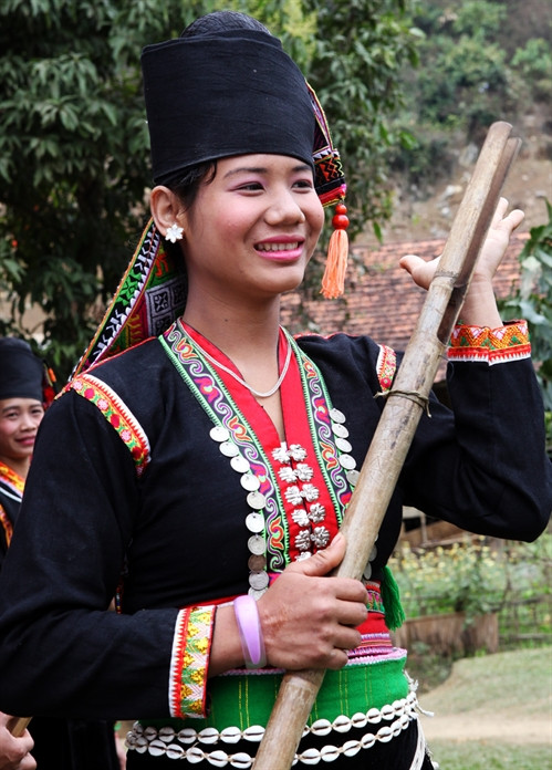 Thiếu nữ Khơ Mú với chiếc Hưn mạy (nhạc cụ gõ).