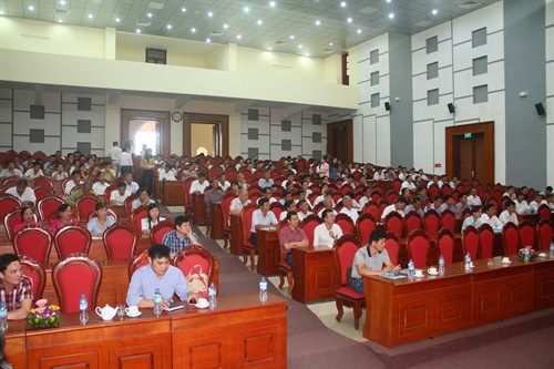 Đông đảo bà con nông dân trong huyện đã tới dự hội thảo.