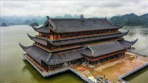 Quần thể chùa có diện tích khoảng 5.100 ha, với gần 1.000 ha hồ nước, 3.000 ha núi đá, rừng tự nhiên… cùng nhiều thung lũng, 3 mặt bao bọc bởi núi, trước là hồ Tam Chúc với 6 quả núi nhỏ. Ảnh: Thành Đạt - TTXVN Ba pho tượng Phật bằng đồng dát đồng đen, mỗi bức nặng 200 tấn đặt giữa trung tâm điện Tam Thế. Ảnh: Thành Đạt – TTXVN Trung tâm Hội nghị quốc tế được xây dựng nổi trên mặt hồ cao 31 m. Ảnh: Thành Đạt – TTXVN Điện Tam thế đã cơ bản hoàn thành. Ảnh: Thành Đạt – TTXVN Quần thể chùa Tam Chúc nhìn từ xa. Ảnh: Thành Đạt – TTXVN Quần thể chùa có diện tích khoảng 5.100 ha, với gần 1.000 ha hồ nước, 3.000 ha núi đá, rừng tự nhiên… cùng nhiều thung lũng, 3 mặt bao bọc bởi núi, trước là hồ Tam Chúc với 6 quả núi nhỏ. Ảnh: Thành Đạt – TTXVN Buổi tập huấn cho các tình nguyện viên phục vụ Đại lễ Vesak 2019. Ảnh: Thành Đạt – TTXVN Cờ của các quốc gia tham dự được treo trang trọng trước thềm Đại lễ Vesak 2019. Ảnh: Thành Đạt – TTXVN Chùa Tam Chúc được xây dựng đặc biệt với 12.000 bức tranh đá miêu tả các sự tích của Đức Phật được những nghệ nhân tạc bằng đá núi lửa ở Indonesia. Ảnh: Thành Đạt - TTXVN Quần thể chùa có diện tích khoảng 5.100 ha, với gần 1.000 ha hồ nước, 3.000 ha núi đá, rừng tự nhiên… cùng nhiều thung lũng, 3 mặt bao bọc bởi núi, trước là hồ Tam Chúc với 6 quả núi nhỏ. Ảnh: Thành Đạt - TTXVN Ba pho tượng Phật bằng đồng dát đồng đen, mỗi bức nặng 200 tấn đặt giữa trung tâm điện Tam Thế. Ảnh: Thành Đạt – TTXVN Trung tâm Hội nghị quốc tế được xây dựng nổi trên mặt hồ cao 31 m. Ảnh: Thành Đạt – TTXVN Điện Tam thế đã cơ bản hoàn thành. Ảnh: Thành Đạt – TTXVN Quần thể chùa Tam Chúc nhìn từ xa. Ảnh: Thành Đạt – TTXVN Quần thể chùa có diện tích khoảng 5.100 ha, với gần 1.000 ha hồ nước, 3.000 ha núi đá, rừng tự nhiên… cùng nhiều thung lũng, 3 mặt bao bọc bởi núi, trước là hồ Tam Chúc với 6 quả núi nhỏ. Ảnh: Thành Đạt – TTXVN Buổi tập huấn cho các tình nguyện viên phục vụ Đại lễ Vesak 2019. Ảnh: Thành Đạt – TTXVN Cờ của các quốc gia tham dự được treo trang trọng trước thềm Đại lễ Vesak 2019. Ảnh: Thành Đạt – TTXVN Chùa Tam Chúc được xây dựng đặc biệt với 12.000 bức tranh đá miêu tả các sự tích của Đức Phật được những nghệ nhân tạc bằng đá núi lửa ở Indonesia. Ảnh: Thành Đạt - TTXVN