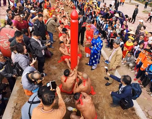 “Kéo co ngồi” không chỉ thể hiện sức khỏe của mỗi người chơi mà còn là tinh thần đoàn kết giữa người chơi, người chạy cờ, người cổ động… Ảnh: Thanh Tùng-TTXVN Mỗi hiệp đấu kết thúc, phần thắng thuộc về bên nào không quan trọng, quan trọng là chúng ta đã góp phần bảo tồn và phát huy một di sản văn hóa phi vật thể đại diện nhân loại. Ảnh: Thanh Tùng-TTXVN Các trai kéo dồn hết sức lực để kéo. Ảnh: Thanh Tùng-TTXVN Nghi lễ “kéo co ngồi” đã được UNESCO vinh danh là di sản văn hóa phi vật thể đại diện nhân loại . Ảnh: Thanh Tùng - TTXVN