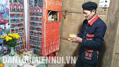 Thầy cúng thực hiện nghi lễ cúng giao thừa của đồng bào Dao. Ảnh: Nam Sương Thầy cúng thực hiện nghi lễ cúng giao thừa của đồng bào Dao. Ảnh: Nam Sương