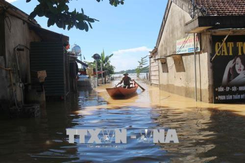Nhà một hộ dân tại xã Thanh Xuân, huyện Thanh Chương, tỉnh Nghệ An bị ngập trong nước lũ. Ảnh: Nguyễn Oanh -TTXVN. Người dân phải dùng thuyền để di chuyển trong xã. Ảnh: Nguyễn Oanh-TTXVN. Nước lũ ngập trên diện rộng, ảnh hưởng tới đời sống sinh hoạt, giao thông của người dân. Ảnh: Nguyễn Oanh-TTXVN.