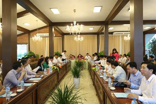 Toàn cảnh buổi làm việc. Ảnh: Hoàng Hà Tại buổi làm việc, Phó Chủ tịch Thường trực Ủy ban Nhân dân Thành phố Hà Nội Nguyễn Văn Sửu cho rằng, những kiến nghị của huyện Thạch Thất và của các doanh nghiệp, Thành phố sẽ chỉ đạo các sở, ngành xem xét, hỗ trợ tháo gỡ khó khăn về chính sách, vốn, khoa học công nghệ, nguồn điện... Ảnh: Hoàng Hà Phó Bí thư Thường trực Thành ủy Ngô Thị Thanh Hằng đề nghị huyện Thạch Thất cần duy trì bền vững các mô hình nông nghiệp công nghệ cao, giúp đỡ nhân dân, hỗ trợ doanh nghiệp nhân rộng các mô hình nông nghiệp này... Ảnh: Hoàng Hà Trang trại Hoa Viên hiện đang tạo việc làm cho khoảng 100 lao động địa phương với thu nhập bình quân trên 5 triệu đồng/tháng. Ảnh: Hoàng Hà Lãnh đạo Thành phố Hà Nội tìm hiểu đời sống của người lao động ở Trang trại Hoa Viên. Ảnh: Hoàng Hà