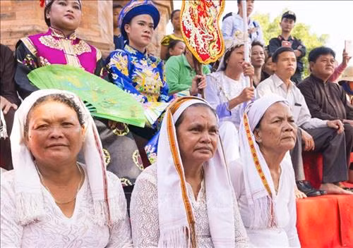 Phụ nữ Chăm tại Lễ hội Tháp Bà Ponagar 2019. Ảnh: Tiên Minh - TTXVN