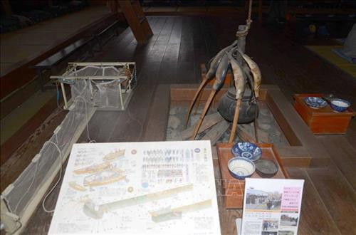 Đường đi, lối vào các ngôi nhà trong làng Kaitaku phủ đầy tuyết trắng. Ảnh: Thành Hữu - PV TTXVN tại Nhật Bản Tháp chuông của làng Kaitaku bên cạnh một ngôi nhà theo kiến trúc truyền thống Nhật Bản. Ảnh: Thành Hữu - PV TTXVN tại Nhật Bản Một quán mì Soba trong làng Kaitaku với thiết kế theo kiến trúc truyền thống Nhật Bản. Ảnh: Thành Hữu - PV TTXVN tại Nhật Bản Vào tháng 2, làng Kaitaku được bao phủ bởi lớp tuyết trắng. Ảnh: Thành Hữu - PV TTXVN tại Nhật Bản Một quán trà trong làng Kaitaku được bao phủ bởi tuyết trắng. Ảnh: Thành Hữu - PV TTXVN tại Nhật Bản Mái vòm và tường gỗ với các ô cửa trấn song dọc là kiểu kiến trúc tiêu biểu trong các ngôi đền của Nhật Bản. Ảnh: Thành Hữu - PV TTXVN tại Nhật Bản Bếp than hồng để sưởi ấm hoặc nướng đồ ăn là đặc trưng nổi bật của một ngôi nhà truyền thống tại Hokkaido. Ảnh: Thành Hữu - PV TTXVN tại Nhật Bản Bên trong một ngôi nhà truyền thống tại Hokkaido. Ảnh: Thành Hữu - PV TTXVN tại Nhật Bản Kiến trúc hiện đại phương Tây tại làng Kaitaku. Ảnh: Thành Hữu - PV TTXVN tại Nhật Bản Ngôi nhà theo phong cách truyền thống tại làng Kaitaku. Ảnh: Thành Hữu - PV TTXVN tại Nhật Bản Ngôi nhà thiết kế theo kiến trúc phương Tây trong làng Kaitaku. Ảnh: Thành Hữu - PV TTXVN tại Nhật Bản Nhà thờ Công giáo nhỏ tại làng Kaitaku. Ảnh: Thành Hữu - PV TTXVN tại Nhật Bản Đường trong làng Kaitaku phủ đầy tuyết trắng. Ảnh: Thành Hữu - PV TTXVN tại Nhật Bản Đường đi, lối vào các ngôi nhà trong làng Kaitaku phủ đầy tuyết trắng. Ảnh: Thành Hữu - PV TTXVN tại Nhật Bản Tháp chuông của làng Kaitaku bên cạnh một ngôi nhà theo kiến trúc truyền thống Nhật Bản. Ảnh: Thành Hữu - PV TTXVN tại Nhật Bản Một quán mì Soba trong làng Kaitaku với thiết kế theo kiến trúc truyền thống Nhật Bản. Ảnh: Thành Hữu - PV TTXVN tại Nhật Bản Vào tháng 2, làng Kaitaku được bao phủ bởi lớp tuyết trắng. Ảnh: Thành Hữu - PV TTXVN tại Nhật Bản Một quán trà trong làng Kaitaku được bao phủ bởi tuyết trắng. Ảnh: Thành Hữu - PV TTXVN tại Nhật Bản Mái vòm và tường gỗ với các ô cửa trấn song dọc là kiểu kiến trúc tiêu biểu trong các ngôi đền của Nhật Bản. Ảnh: Thành Hữu - PV TTXVN tại Nhật Bản Bếp than hồng để sưởi ấm hoặc nướng đồ ăn là đặc trưng nổi bật của một ngôi nhà truyền thống tại Hokkaido. Ảnh: Thành Hữu - PV TTXVN tại Nhật Bản Bên trong một ngôi nhà truyền thống tại Hokkaido. Ảnh: Thành Hữu - PV TTXVN tại Nhật Bản Kiến trúc hiện đại phương Tây tại làng Kaitaku. Ảnh: Thành Hữu - PV TTXVN tại Nhật Bản Ngôi nhà theo phong cách truyền thống tại làng Kaitaku. Ảnh: Thành Hữu - PV TTXVN tại Nhật Bản Ngôi nhà thiết kế theo kiến trúc phương Tây trong làng Kaitaku. Ảnh: Thành Hữu - PV TTXVN tại Nhật Bản Nhà thờ Công giáo nhỏ tại làng Kaitaku. Ảnh: Thành Hữu - PV TTXVN tại Nhật Bản Đường trong làng Kaitaku phủ đầy tuyết trắng. Ảnh: Thành Hữu - PV TTXVN tại Nhật Bản