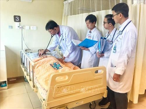 Người bệnh uống thuốc trị tiểu đường không rõ nguồn gốc đang được điều trị tại Bệnh viện Đại học Y dược Thành phố Hồ Chí Minh. Ảnh: TTXVN phát Người bệnh uống thuốc trị tiểu đường không rõ nguồn gốc đang được điều trị tại Bệnh viện Đại học Y dược Thành phố Hồ Chí Minh. Ảnh: TTXVN phát