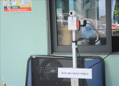 Cận cảnh máy đo thân nhiệt từ xa. Ảnh: Văn Dũng - TTXVN Cận cảnh máy đo thân nhiệt từ xa. Ảnh: Văn Dũng - TTXVN