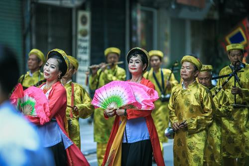 Lễ rước trên phố Hàng Mành. Ảnh: Trọng Đạt – TTXVN