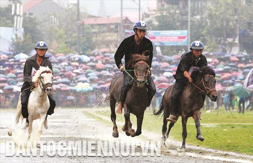 Trên đường đua chung kết Giải đua ngựa truyền thống Bắc Hà năm 2018 Trên đường đua chung kết Giải đua ngựa truyền thống Bắc Hà năm 2018
