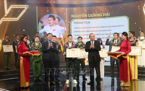 Phó Thủ tướng Thường trực Chính phủ Trương Hòa Bình và Bí thư thứ nhất Trung ương Đoàn TNCS Hồ Chí Minh Lê Quốc Phong trao Bằng khen của Trung ương Đoàn TNCS Hồ Chí Minh cho cầu thủ Quang Hải. Ảnh: Văn Điệp – TTXVN Phó Thủ tướng Thường trực Chính phủ Trương Hòa Bình và Bí thư thứ nhất Trung ương Đoàn TNCS Hồ Chí Minh Lê Quốc Phong trao Bằng khen của Trung ương Đoàn TNCS Hồ Chí Minh cho cầu thủ Quang Hải. Ảnh: Văn Điệp – TTXVN