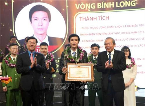 Phó Thủ tướng Thường trực Chính phủ Trương Hòa Bình và Bí thư thứ nhất Trung ương Đoàn TNCS Hồ Chí Minh Lê Quốc Phong trao Bằng khen của Trung ương Đoàn TNCS Hồ Chí Minh cho các gương mặt trẻ Việt Nam tiêu biểu năm 2018. Ảnh: Văn Điệp – TTXVN Phó Thủ tướng Thường trực Chính phủ Trương Hòa Bình và Bí thư thứ nhất Trung ương Đoàn TNCS Hồ Chí Minh Lê Quốc Phong trao Bằng khen của Trung ương Đoàn TNCS Hồ Chí Minh cho các gương mặt trẻ Việt Nam tiêu biểu năm 2018. Ảnh: Văn Điệp – TTXVN