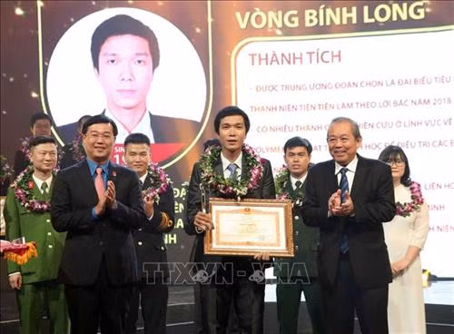 Phó Thủ tướng Thường trực Chính phủ Trương Hòa Bình và Bí thư thứ nhất Trung ương Đoàn TNCS Hồ Chí Minh Lê Quốc Phong trao Bằng khen của Trung ương Đoàn TNCS Hồ Chí Minh cho các gương mặt trẻ Việt Nam tiêu biểu năm 2018. Ảnh: Văn Điệp – TTXVN Phó Thủ tướng Thường trực Chính phủ Trương Hòa Bình và Bí thư thứ nhất Trung ương Đoàn TNCS Hồ Chí Minh Lê Quốc Phong trao Bằng khen của Trung ương Đoàn TNCS Hồ Chí Minh cho các gương mặt trẻ Việt Nam tiêu biểu năm 2018. Ảnh: Văn Điệp – TTXVN