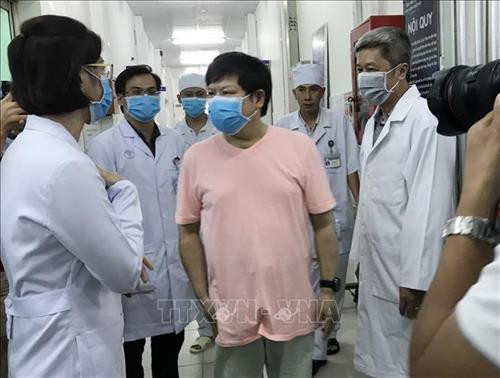 Bệnh nhân Li Ding (bên trái) khi xuất viện. Ảnh: Đinh Hằng - TTXVN