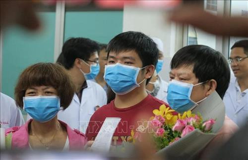 Niềm vui đoàn tụ của gia đình bệnh nhân Li Ding sau khi khỏi bệnh. Ảnh: Đinh Hằng - TTXVN