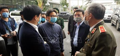 Phó Thủ tướng Vũ Đức Đam kiểm tra công tác phòng chống dịch nCoV khu vực cửa khẩu quốc tế Móng Cái. Ảnh: Đức Hiếu-TTXVN Phó Thủ tướng Vũ Đức Đam kiểm tra công tác phòng chống dịch nCoV khu vực cửa khẩu quốc tế Móng Cái. Ảnh: Đức Hiếu-TTXVN